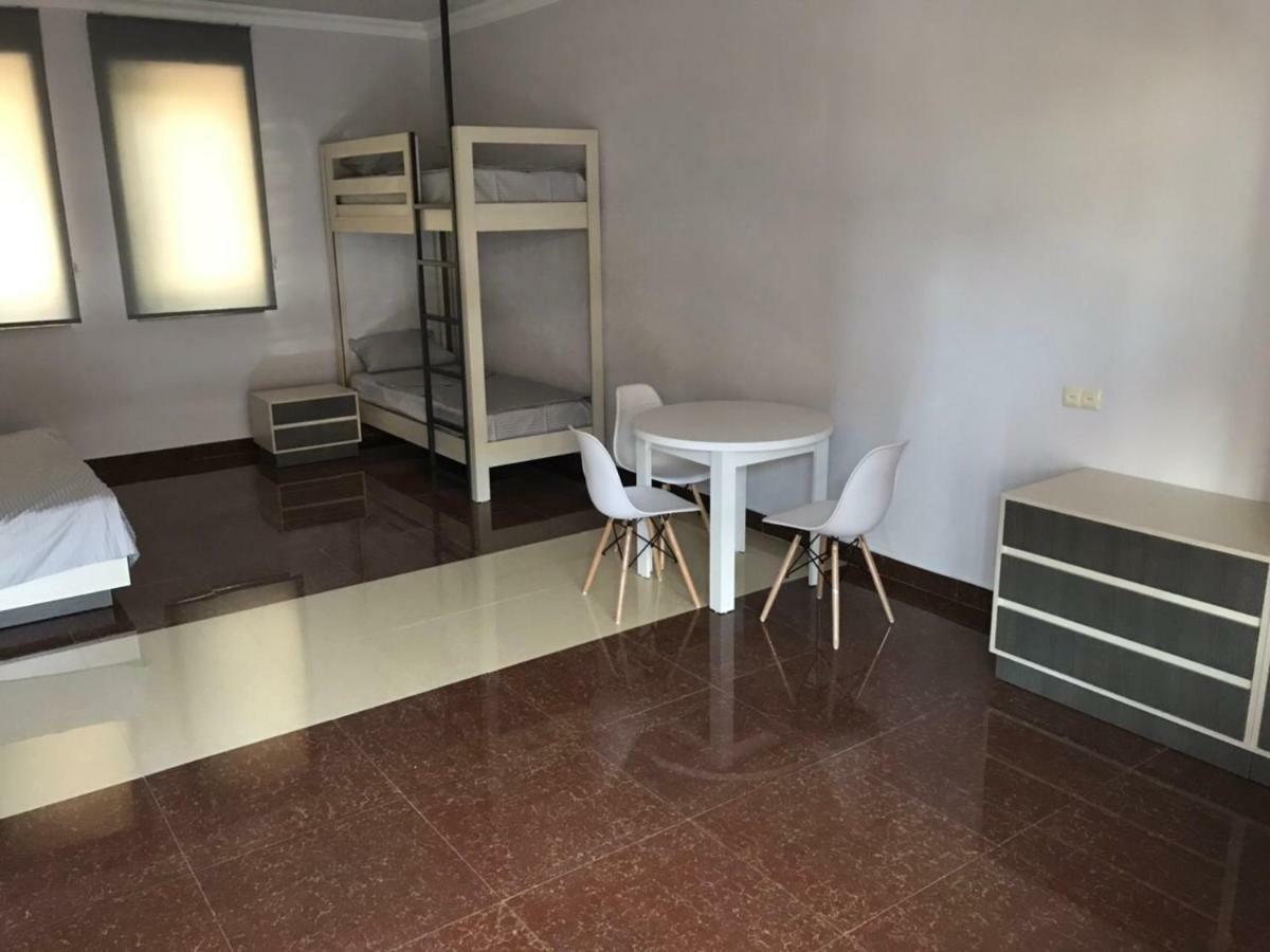 Liko Hostel Ереван Екстериор снимка